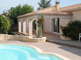 Luxurious villa with spacious garden，Rousson的附設泳池的飯店