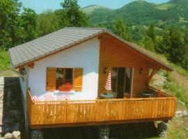 Cozy chalet with a dishwasher, in the High Vosges: Le Ménil şehrinde bir otel