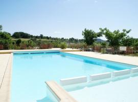 Classy Holiday Home in Les Vans with Pool, stuga i Chambonas