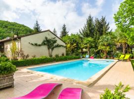 Beautiful holiday home with courtyard, cheap hotel in Calamane