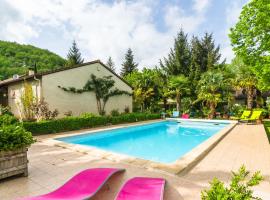 Beautiful holiday home with courtyard, budget hotel sa Calamane