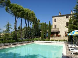 Holiday Home with Pool Tennis Court Parking, hotel en Montelparo