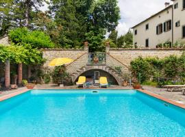 Heritage Holiday Home in Emilia-Romagna with Pool, מלון בTredozio