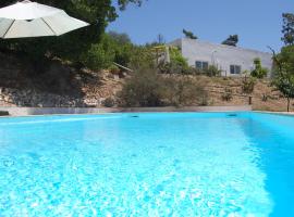 A Perfect villa with pool terrace and garden, casa de férias em Alcobaça