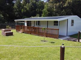 Nadine's Self-Catering Accommodation, family hotel in Stormsrivier