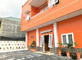 Panorama Guest House Syariah, hotel v destinaci Berastagi