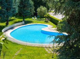 ADA SWIMMING HOME, hotel em Marone