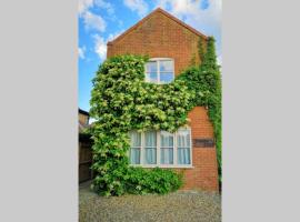 Blakeney Norfolk Bramble Lodge ***Self Catering***, hotel near Blakeney Point, Blakeney