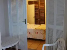 Apartamento térreo com ar condicionado e 2 suítes bem localizado