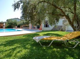 Villa Avra Vrisses Crete、Alikamposのプール付きホテル