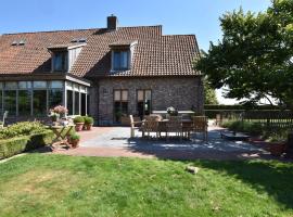 Mansion with Jacuzzi and swim pond, hotel di Lichtervelde
