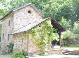 Cottage in the heart of the Ardennes woods – hotel z parkingiem w mieście Harre