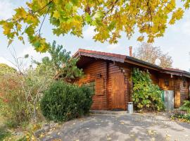 Charming holiday home with private garden, cheap hotel in Niederaula
