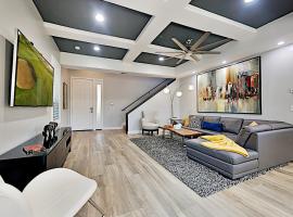 Chic Pacific Beach Townhome with Rooftop Deck townhouse, rumah liburan di San Diego