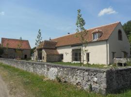 Beautiful farmhouse in Braize with private garden, vacation home in Coust