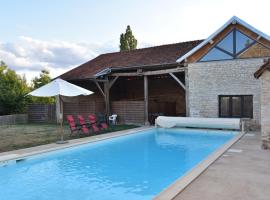 Holiday home with private heated pool, hotel con estacionamiento en Villiers-les-Moines
