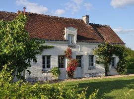 Snug Holiday Home in Chambourg Sur Indre with Pool, hótel í Chambourg-sur-Indre