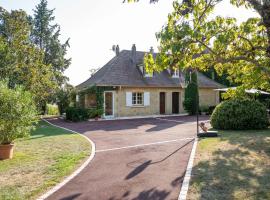 Superb villa with private garden in V lines, semesterhus i Vélines