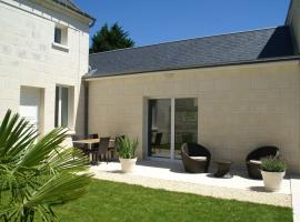 Luxury holiday home with lawn, holiday home in Beaumont-en-Véron