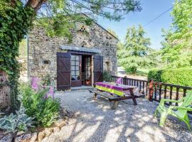 Character cottage in Prats du P rigord with lovely pool, hotel in Orliac