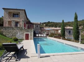 Cosy holiday home with views and private pool: Saint-Ambroix şehrinde bir tatil evi