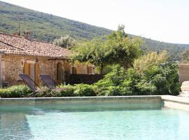 Stylish house with heated pool in Lacoste: Lacoste'de bir tatil evi