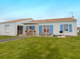 Modern holiday home with a garden near the beach, hotell i Saint-Hilaire-la-Forêt