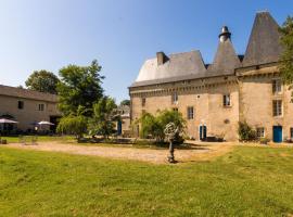Very spacious cottage with a separate guest house on a medieval domain ค็อทเทจในChalais
