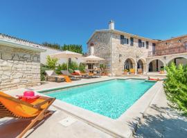 Rustic villa in Vrsar with private swimming pool, hotel v destinaci Marasi