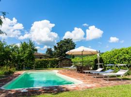 Vacation home in Chianti with pool，Le Bolle的Villa