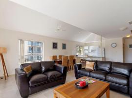Seachange Apartment 3, holiday home in Hawks Nest