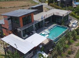 Chef Nirvana Spa Pool Villa, отель с бассейном в городе Phayayen