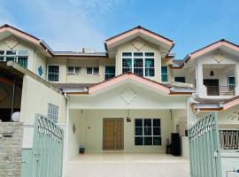 LILY VACATION HOME at CAMERON HIGHLANDS - 12 PAX,FREE WiFi w CARPORCH, hotel v destinaci Tanah Rata