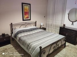 Airport's Close, Cozy Flat for 6 Persons, hotel em Markopoulo Mesogaias