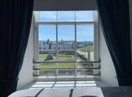 Ayr Apartment with Sea and Countryside views, מלון בAyr