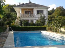 Villa con piscina en Pantòn Ribeira Sacra Galicia Ideal para familias、Follésのバケーションレンタル