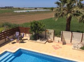 Quality Villa with Pool in Superb Location in Paphos、マンドリアのホテル