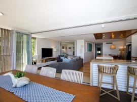 Waves 8 - Beachfront with pool, apartamento em Point Lookout