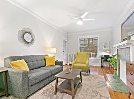 Indulging 2BR Apartment in Festive Boystown - Buckingham 1, hotel in Chicago