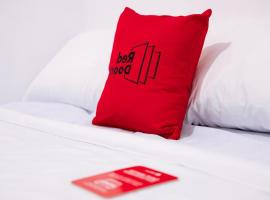 RedDoorz Plus near Deli Park Mall Medan, hotel in Medan