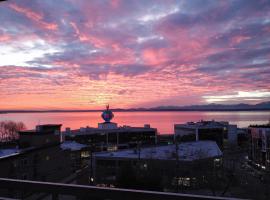 Top Floor Water View Oasis near Space Needle & Cruise, hotel a Seattle