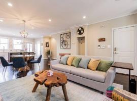 Bougainvillea DC 2 bedrooms 2 bathrooms plus den with twin sofa bed and queen sofa bed in living room