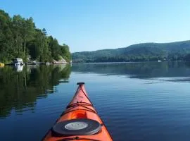 Le Nid doré sur le lac (Golden Nest on the lake)
