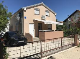 Apartments JoRa - family friendly with parking space, hotel with parking in Nin
