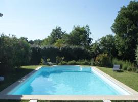 VILLA EN CAMPAGNE POUR 8 PERS AVEC PISCINE PARC CLOTURE, hotel with pools in La Capelle-et-Masmolène