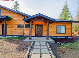 Newly built Modern Chalet Duplex - 1, hytte i Mount Hood Village