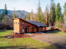 Newly built Modern Chalet Duplex - 2, hytte i Mount Hood Village