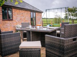 Millmoor Farm Holidays, lodge in Malpas