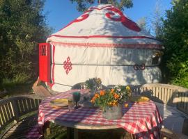 Traditional YURT @ Longleat, hotel perto de Longleat Safari Park, Warminster