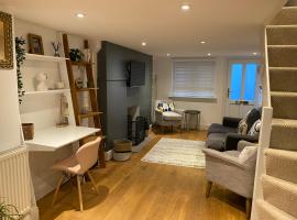 Cosy and Contemporary Cottage, hotell i Uckfield